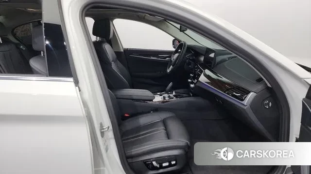 BMW 5 Series (G30) 2023 Белый из Кореи, фото 2