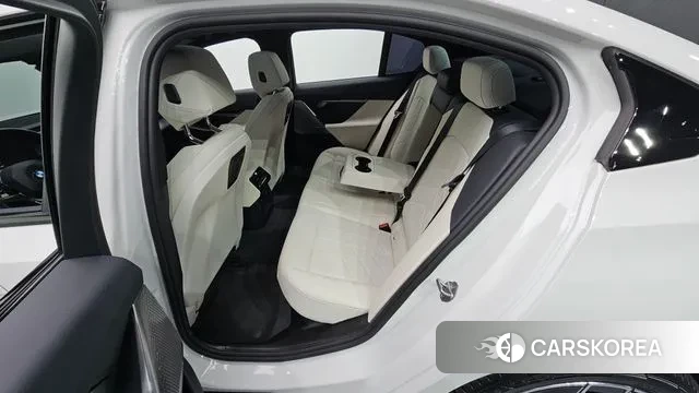 BMW 5 Series (G60) 2024 Белый из Кореи, фото 2