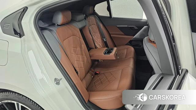 BMW 5 Series (G60) 2025 Белый из Кореи, фото 2