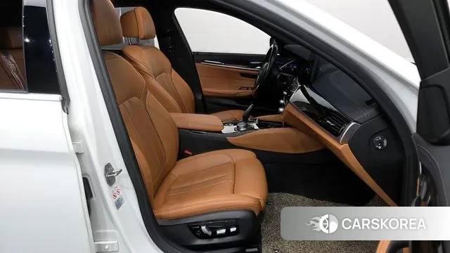 BMW 5 Series (G30) 2022 Белый из Кореи, фото 2