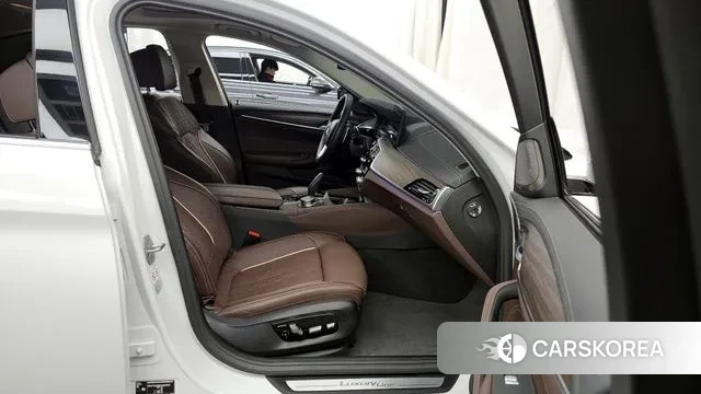 BMW 5 Series (G30) 2023 Белый из Кореи, фото 2