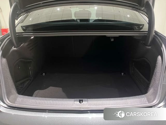 Audi A4L 2021 Темно-серый из Китая, фото 2