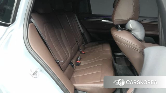 BMW X4 (G02) 2023 Светло-серебряный цвет из Кореи, фото 2