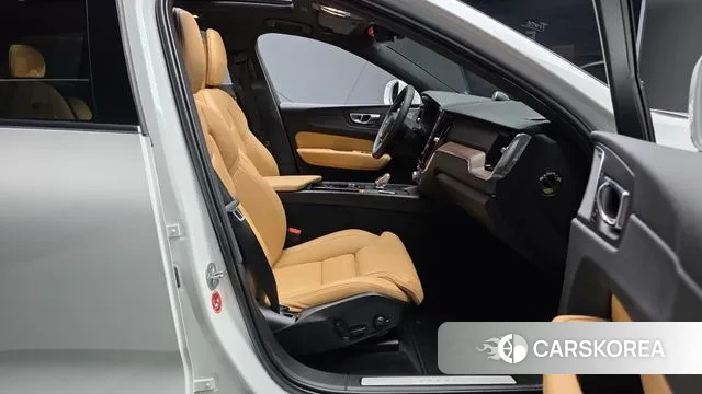 Volvo XC60 second Generation 2023 Белый из Кореи, фото 2