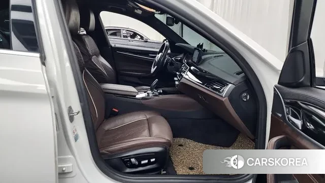 BMW 5 Series (G30) 2018 Белый из Кореи, фото 2