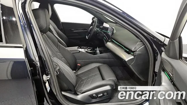 BMW 5 Series (G60) 2023 Черный из Кореи, фото 2