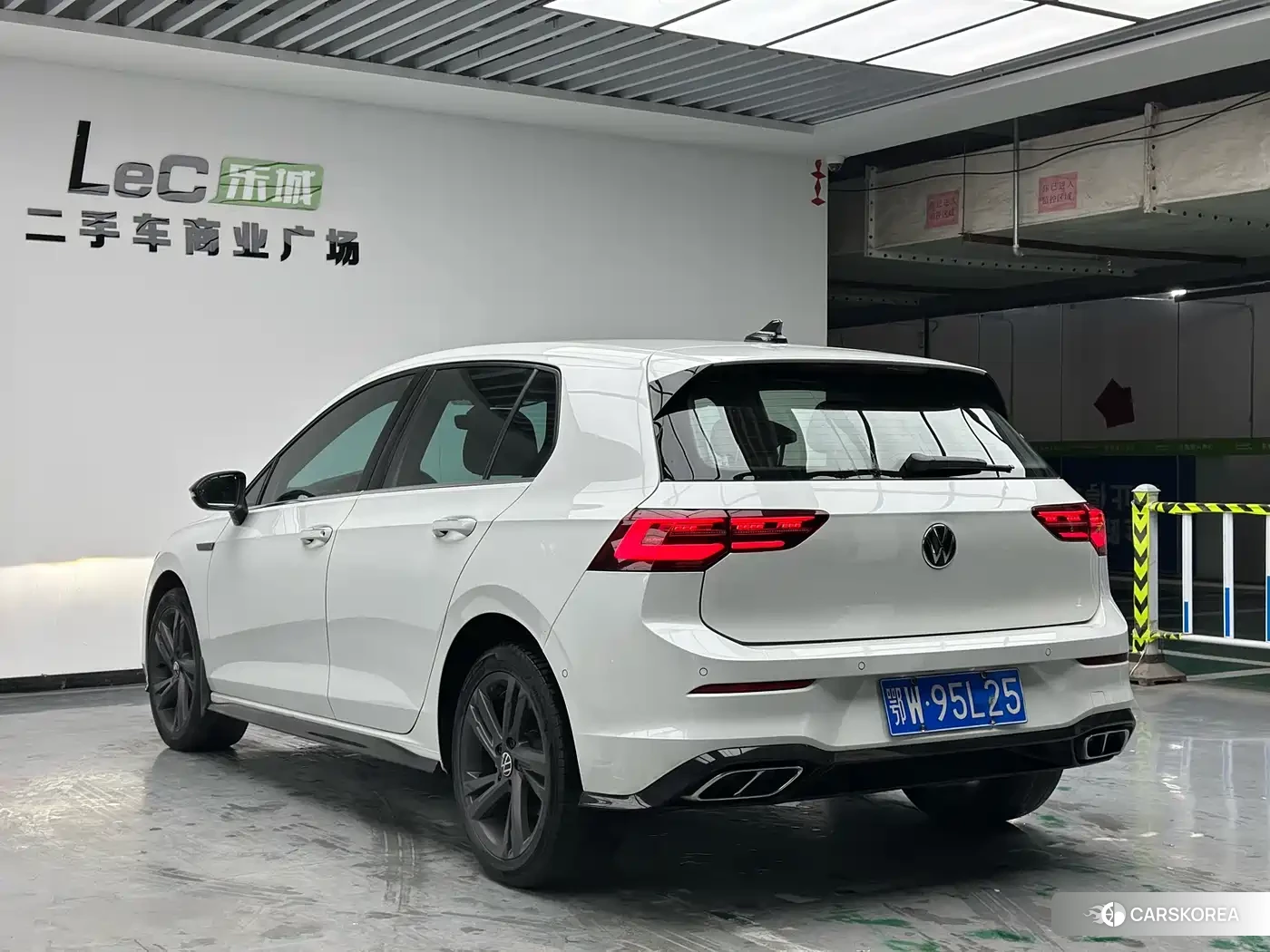 Volkswagen Golf 2023 Белый из Китая, фото 2