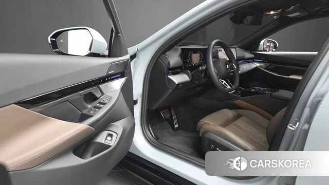 BMW 5 Series (G60) 2024 Серебристо-серый из Кореи, фото 2