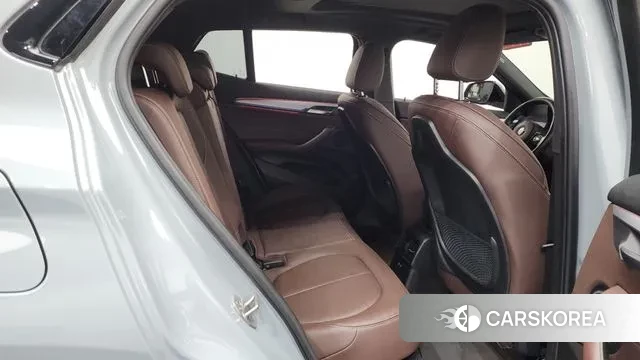 BMW X2 (F39) 2023 Светло-серебряный цвет из Кореи, фото 2