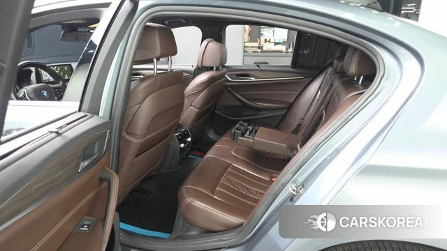 BMW 5 Series (G30) 2018 Серебристо-серый из Кореи, фото 2