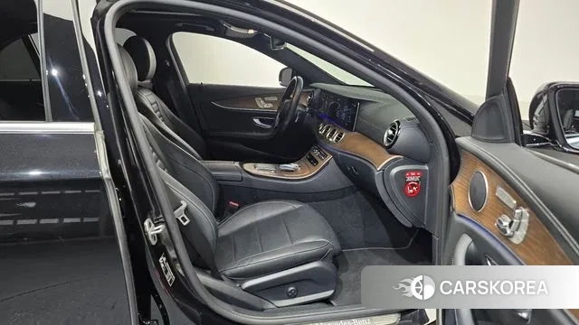 Mercedes-Benz E-Class W213 2021 Черный из Кореи, фото 2