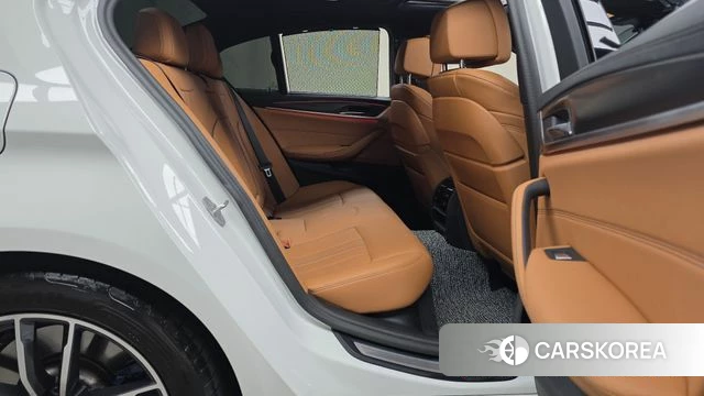 BMW 5 Series (G30) 2023 Белый из Кореи, фото 2