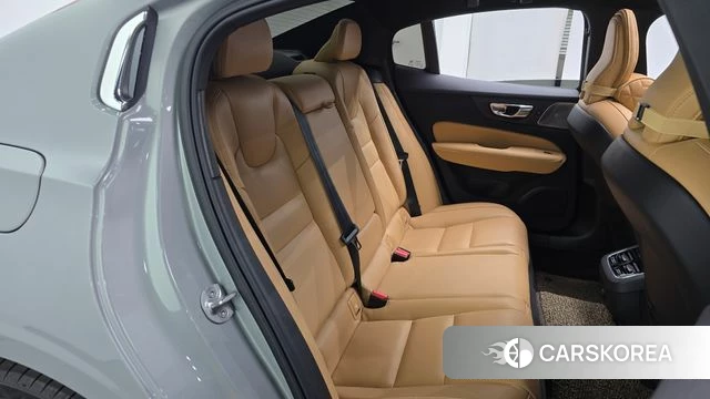 Volvo S60 3rd generation 2024 Серебристо-серый из Кореи, фото 2