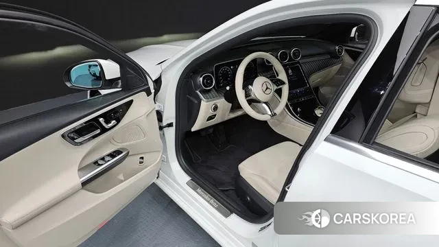 Mercedes-Benz C-Class W206 2023 Белый из Кореи, фото 2