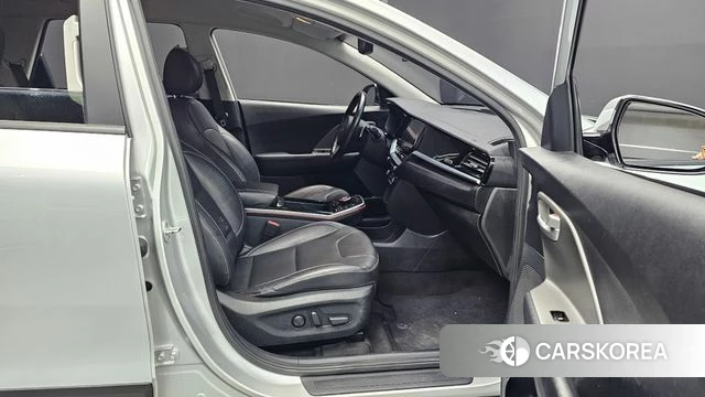 Kia Niro Plus 2022 Серебряный из Кореи, фото 2