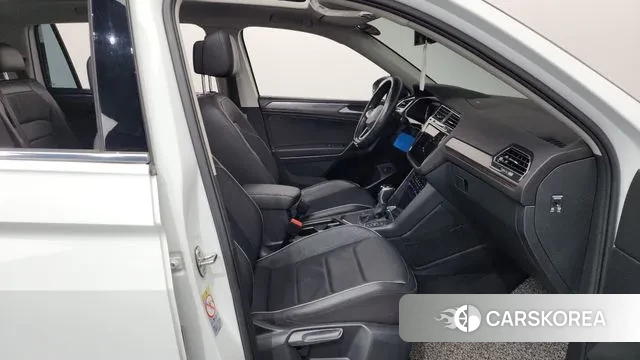 Volkswagen Tiguan Allspace 2022 Белый из Кореи, фото 2