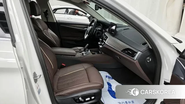 BMW 5 Series (G30) 2023 Белый из Кореи, фото 2