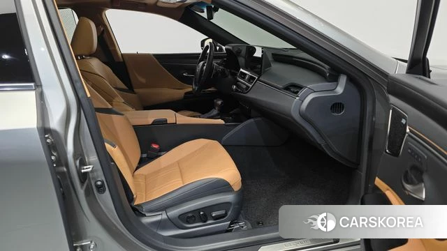 Lexus ES300h 7th generation 2025 Серебристо-серый из Кореи, фото 2