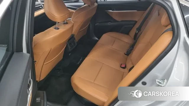 Toyota Camry (XV80) 2025 Светло-серебряный цвет из Кореи, фото 2