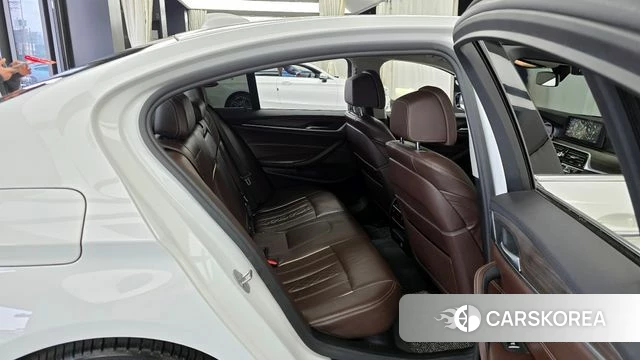 BMW 5 Series (G30) 2018 Белый из Кореи, фото 2