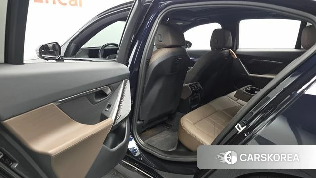 BMW 5 Series (G60) 2023 Черный из Кореи, фото 2