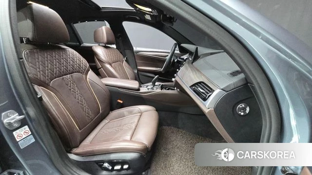 BMW 5 Series (G30) 2019 Светло-серебряный цвет из Кореи, фото 2