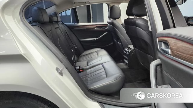 BMW 5 Series (G30) 2019 Белый из Кореи, фото 2