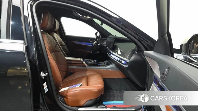 BMW 7 Series (G70) 2023 Черный из Кореи, фото 2