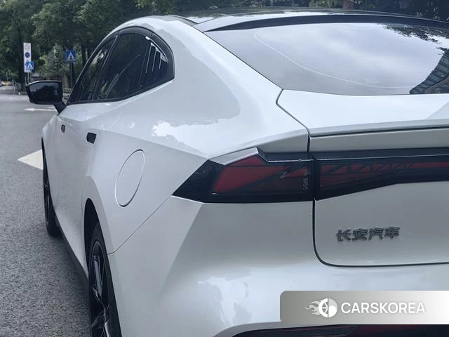 Chang'an UNI-V 2023 Белый из Китая, фото 2