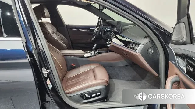 BMW 5 Series (G30) 2022 Черный из Кореи, фото 2