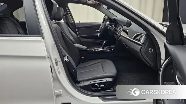 BMW 3 Series (F30) 2018 Белый из Кореи, фото 2