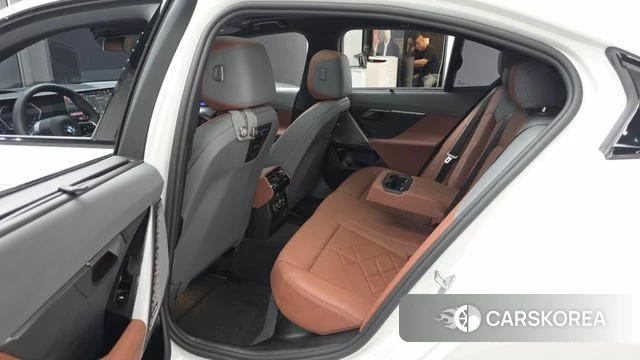 BMW 5 Series (G60) 2025 Белый из Кореи, фото 2
