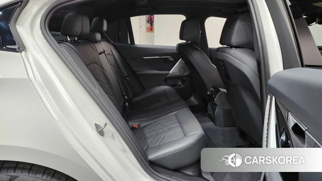 BMW 5 Series (G60) 2025 Белый из Кореи, фото 2