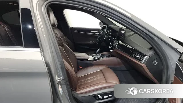 BMW 5 Series (G30) 2022 Серебряный из Кореи, фото 2