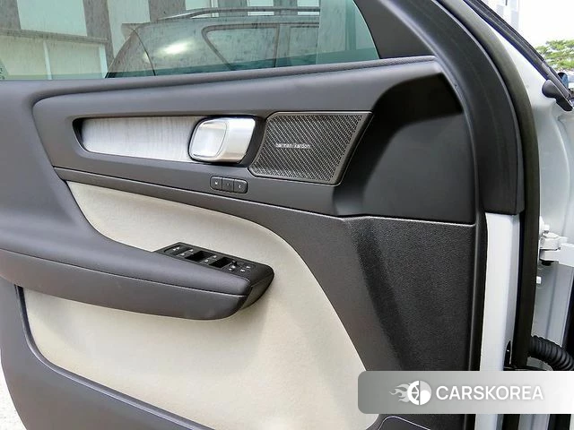Volvo XC40 2022 Белый из Кореи, фото 2