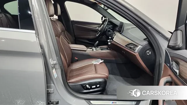 BMW 5 Series (G30) 2020 Серый из Кореи, фото 2