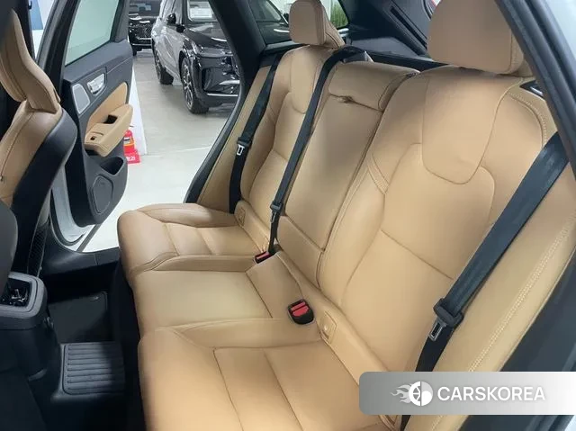 Volvo XC60 second Generation 2025 Белый из Кореи, фото 2