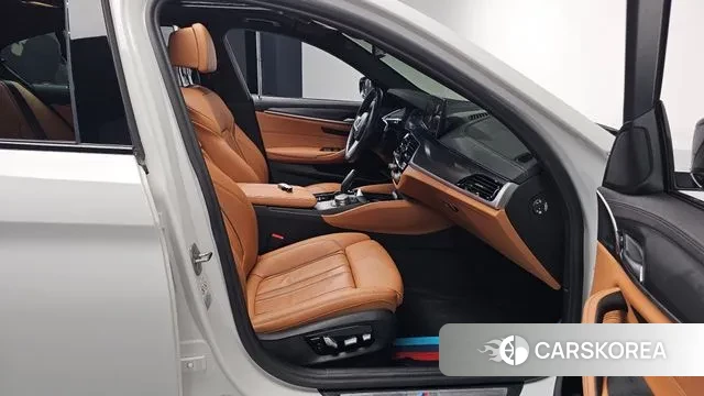 BMW 5 Series (G30) 2022 Белый из Кореи, фото 2