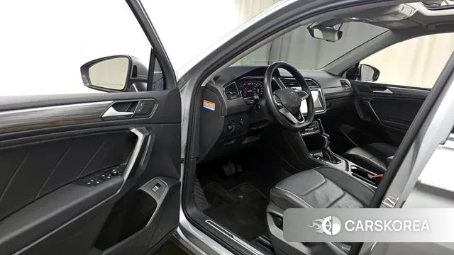 Volkswagen Tiguan Allspace 2022 Серебряный из Кореи, фото 2