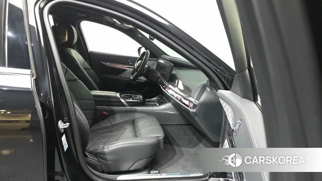 BMW 7 Series (G70) 2023 Черный из Кореи, фото 2