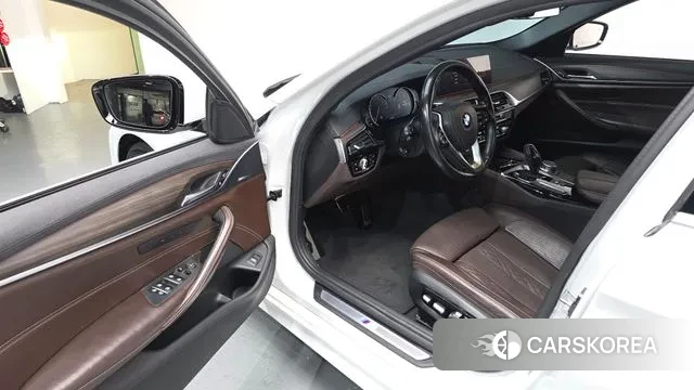 BMW 5 Series (G30) 2018 Белый из Кореи, фото 2