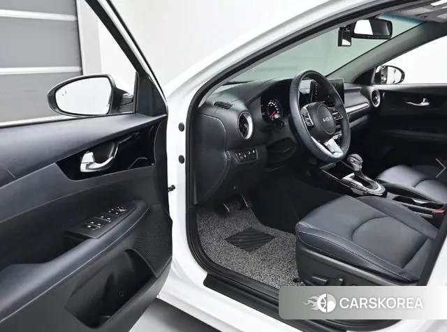 Kia The New K3 2nd generation 2022 Белый из Кореи, фото 2