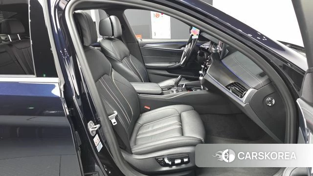 BMW 5 Series (G30) 2022 Черный из Кореи, фото 2