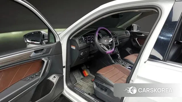 Volkswagen Tiguan Allspace 2023 Белый из Кореи, фото 2