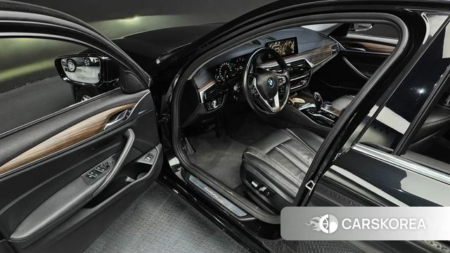 BMW 5 Series (G30) 2019 Черный из Кореи, фото 2