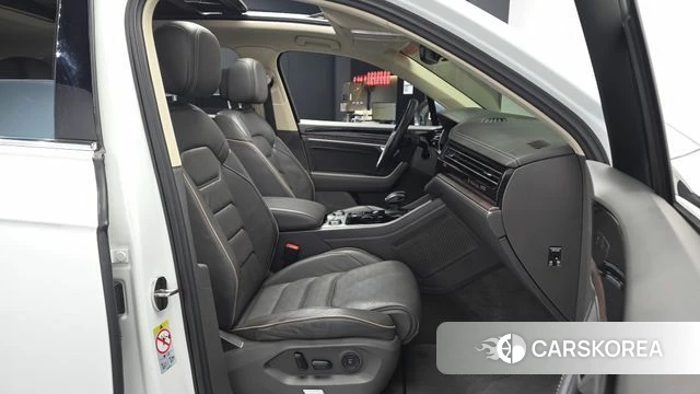 Volkswagen Touareg 3rd generation 2023 Белый из Кореи, фото 2
