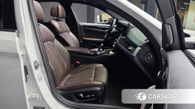 BMW 5 Series (G30) 2022 Белый из Кореи, фото 2