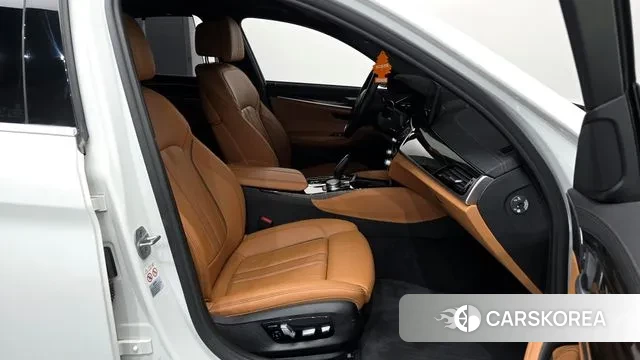 BMW 5 Series (G30) 2022 Белый из Кореи, фото 2