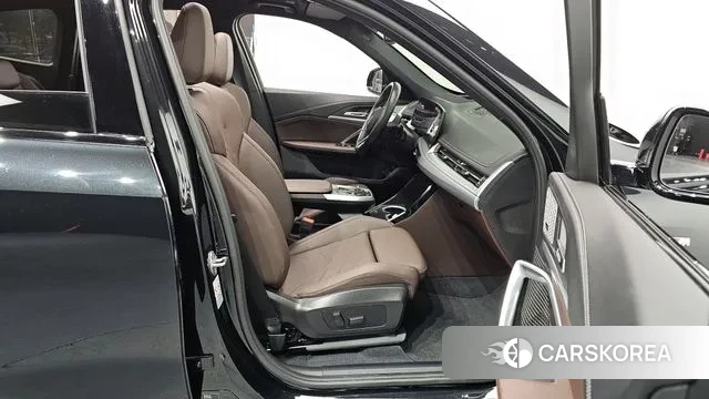 BMW iX1 (U11) 2024 Черный из Кореи, фото 2