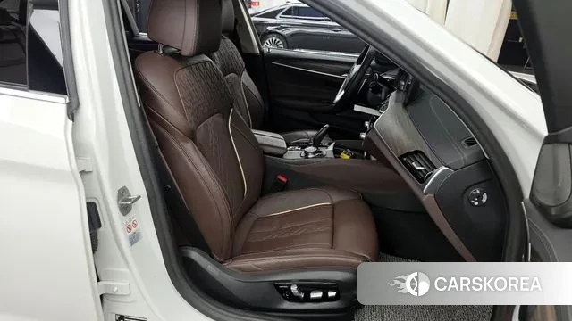 BMW 5 Series (G30) 2023 Белый из Кореи, фото 2